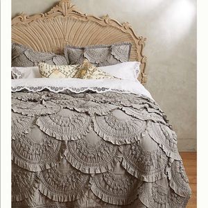 Beautiful Anthropologie Rivulets Queen size quilt